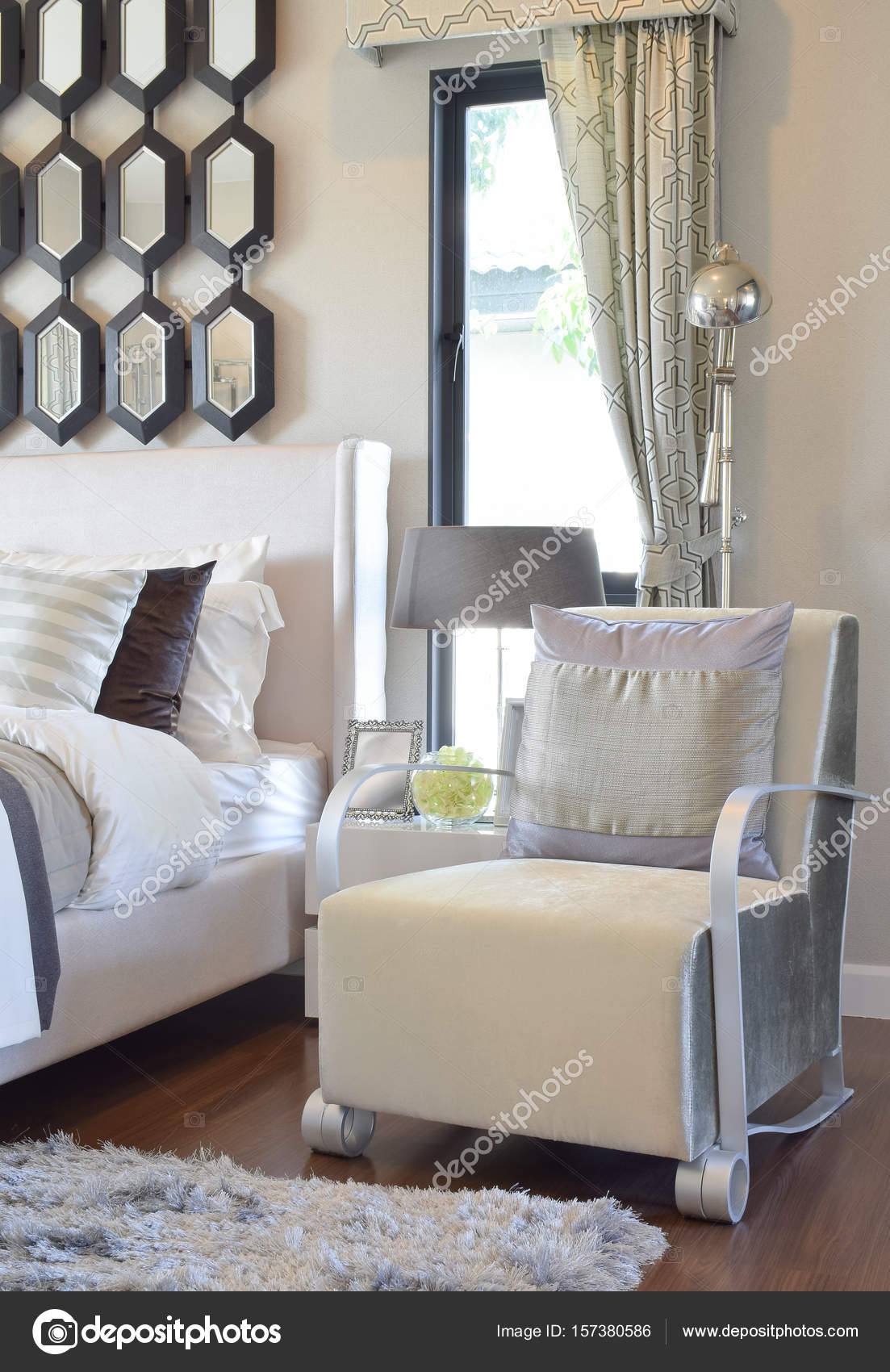 moderne slaapkamer interieur met grijze kussen op fauteuil en ... moderne slaapkamer interieur met grijze kussen op fauteuil en ...