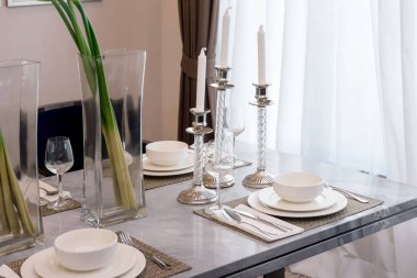 Mermer tezgah üzerinde seramik sofra