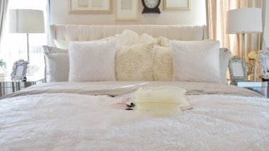 Vintage tarzı yatak odası iç beyaz yastıklar ve dekoratif masa lambası