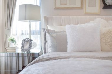 resim çerçevesi cam başucundaki lüks yatak ile beyaz lamba