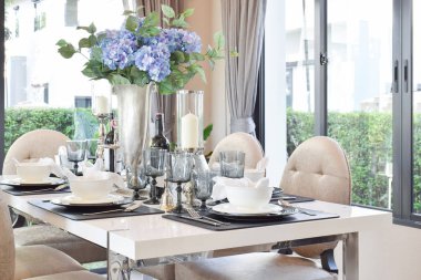 ahşap masa ve rahat sandalyeler modern ev ile zarif Sofra yemek