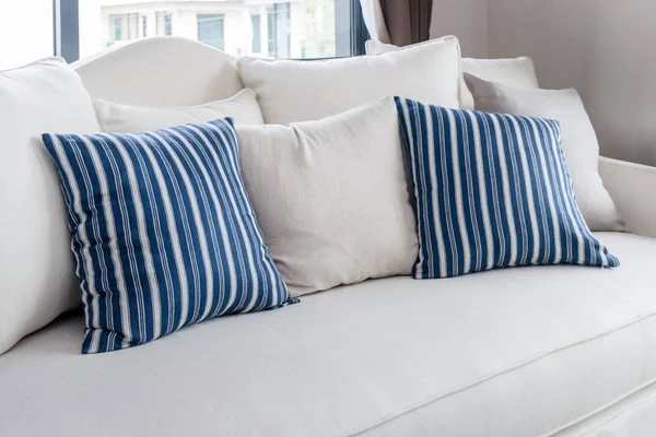 Moderna sala de estar con fila de almohadas blancas y azules en el sofá — Foto de Stock