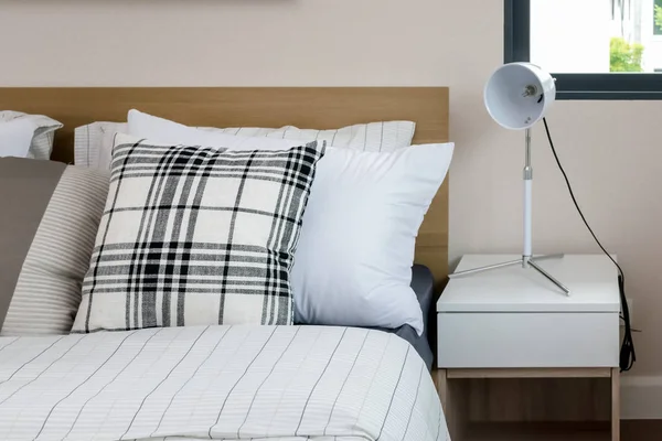 ベッドとテーブルの上の白色灯と枕 — ストック写真