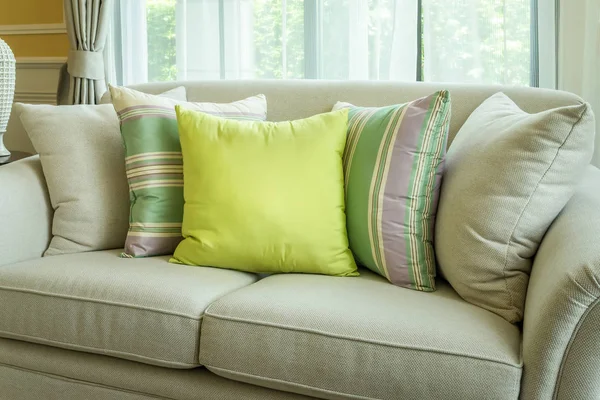 Bank met kleurrijke kussens in moderne woonkamer — Stockfoto