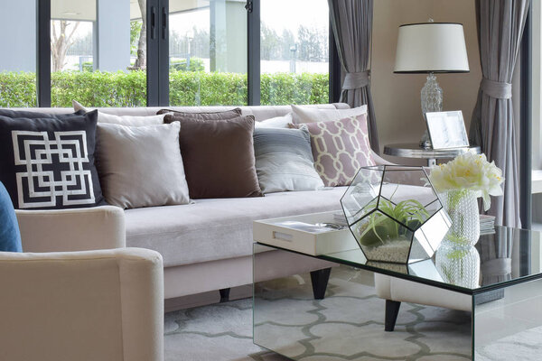 современный дизайн гостиной с диваном и лампой
