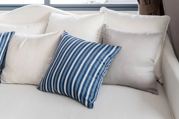 Moderna sala de estar con fila de almohadas blancas y azules en el sofá — Foto de Stock