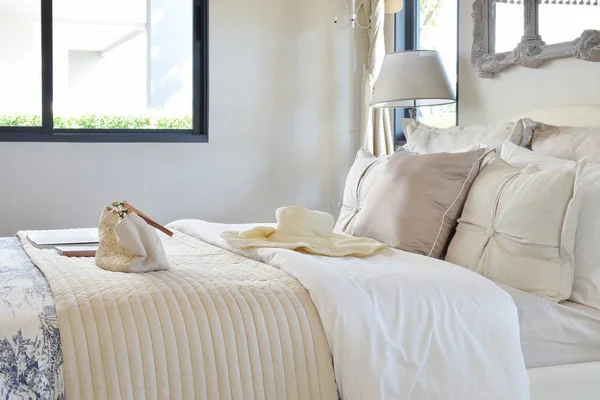 Intérieur de chambre de luxe avec ensemble décoratif avec sac vintage, chapeau, livres sur le lit et lampe de table de style classique — Photo