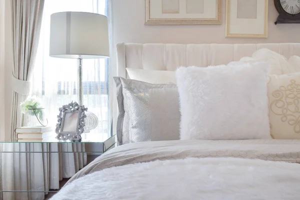 Біла лампа з рамкою зображення на скляному тумбочці в розкішній спальні — стокове фото