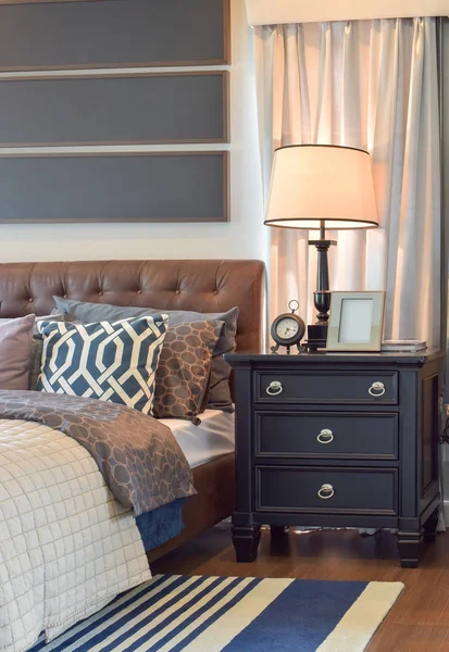 Chambre confortable intérieur avec oreillers et lampe de lecture sur table de chevet — Photo
