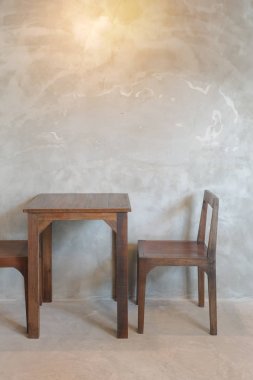 Ahşap masa ve backg kaba beton duvar ile Cafe sandalye