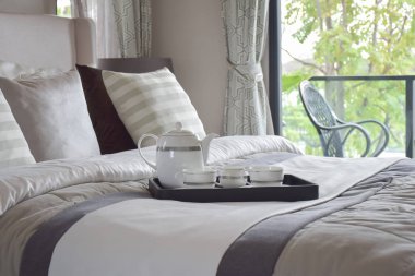 zarif çay bardağı modern yatak odası iç siyah tepsisindeki ayarla