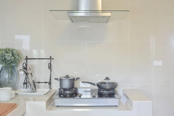 Panela de aço inoxidável no fogão a gás com utensílio na cozinha moderna — Fotografia de Stock