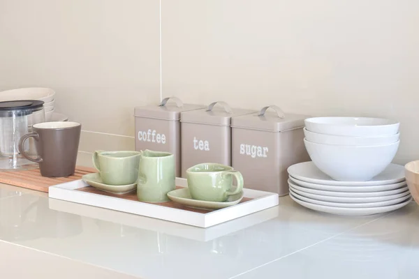 Современная кладовая с белой посудой на кухне — стоковое фото