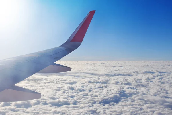 Крыло самолета над облаком — стоковое фото