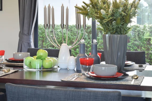 modern tarzı yemek odası iç zarif masayı