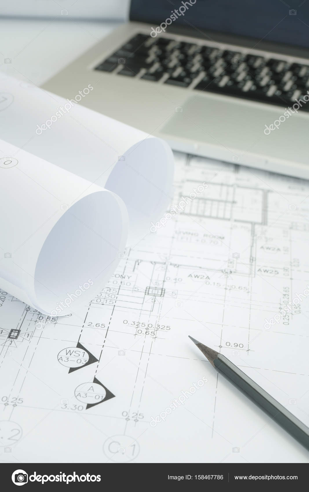 puter portatile nero matita e puter su carta da disegno puter portatile nero matita e puter su carta da disegno architettonico per la costruzione — Foto di WorldWide Stock