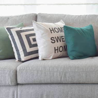 oturma odasında rahat gri kanepede yastık