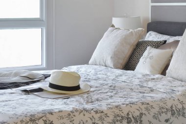 Çiçek deseni yastık ile lüks yatak odası iç