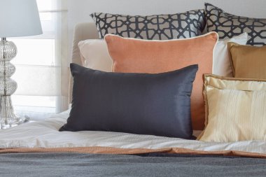 turuncu ve altın yastık yatak ile modern yatak odası iç