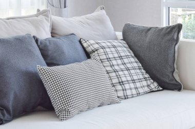 Modern oturma odası iç kanepe üzerinde siyah ve beyaz ekose desenli deseni yastık ile