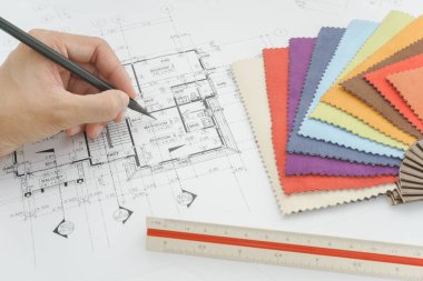 El ile kumaş örneği iç tasarımcı çalışma tablosu temel mimari planı yazma