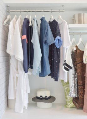 Casual bezler açık dolap modern evde asılı