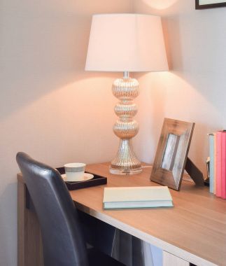 ahşap masa lambası ve modern çalışma odasında kitap okuma ile 