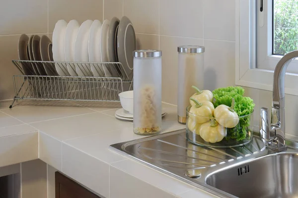Despensa moderna com utensílio na cozinha — Fotografia de Stock