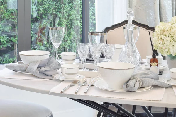 Mesa de comedor en el hogar moderno con ajuste de mesa elegante — Foto de Stock
