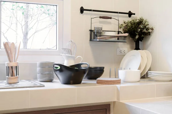 Mutfakta beyaz temiz sayaçta modern gereçler — Stok fotoğraf