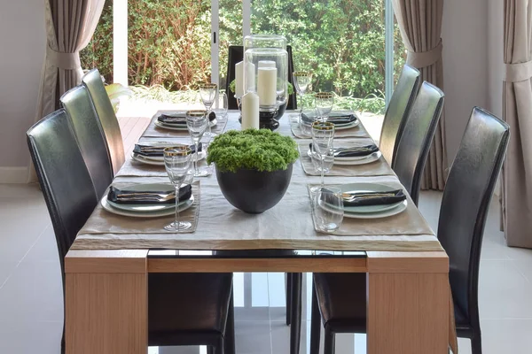 餐饮木桌和舒适的椅子，在现代家居的优雅的就餐环境 — 图库照片