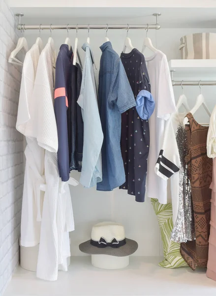 Casual kläder hängande i öppen garderob i moderna hem — Stockfoto