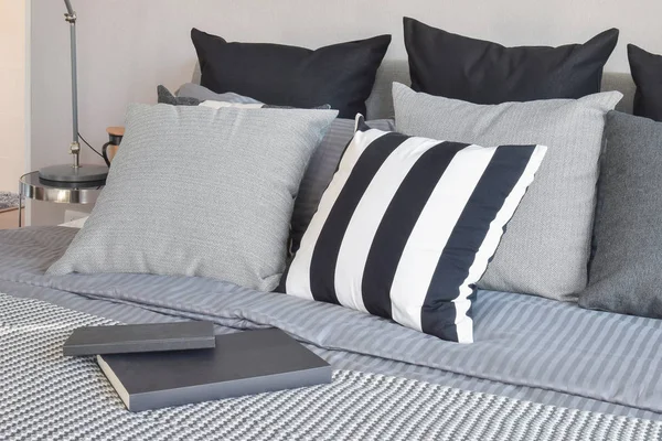 Elegante dormitorio de diseño interior con almohadas con dibujos negros en la cama —  Fotos de Stock