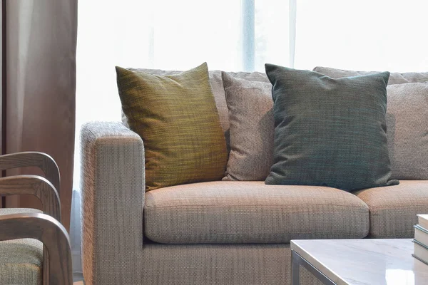 Almohada decorativa de colores en un sofá informal en la sala de estar —  Fotos de Stock