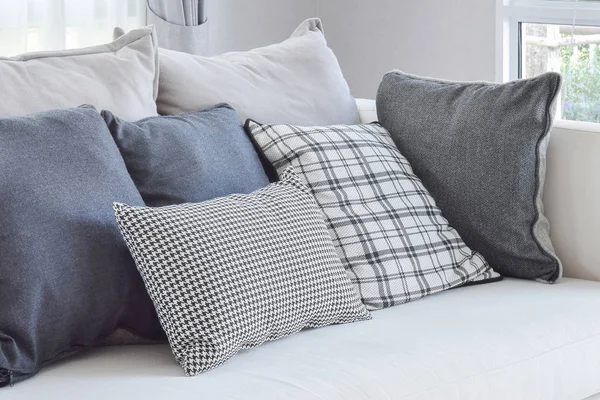 Moderno interior de la sala de estar con almohadas de patrón comprobado en blanco y negro en el sofá —  Fotos de Stock