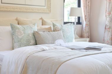 Vintage yatak odası iç çiçek yastıklar ve dekoratif masa lambası