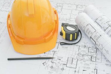 Mimarlar işyeri - ölçme bant, kask ve tablo araçları ile mimari planlar. Üstten Görünüm 