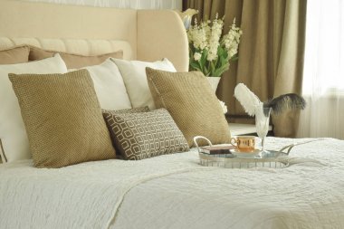 Klasik stil yatak odasında yatakta dekoratif tepsi