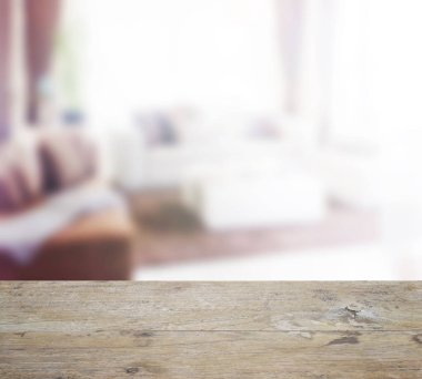 ahşap masa üstü ile bulanıklık modern oturma odası iç arka plan olarak