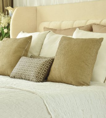 Klasik tarzı ile kahverengi ve sarı sesi dekorasyon yatak takımları