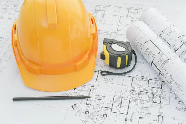 建筑师工作场所-建筑蓝图与测量磁带、 安全帽和工具上表。顶视图 — 图库照片