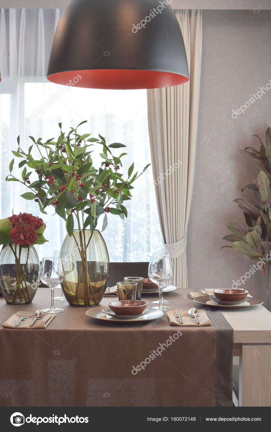 Modern klassiker dining set med hängande lampa i lyxiga matsal ...