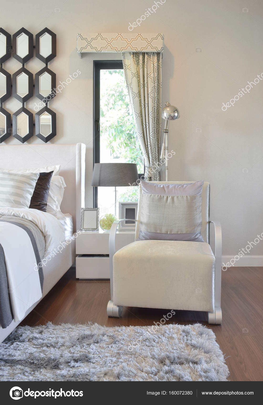 moderne slaapkamer interieur met grijze kussen op fauteuil en ... moderne slaapkamer interieur met grijze kussen op fauteuil en ...