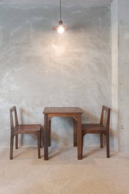 Ahşap masa ve sandalye kolye ışık ile restoranda