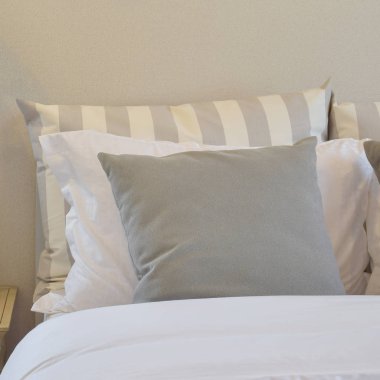 gri ve şeritli yastık yatak ile modern yatak odası iç