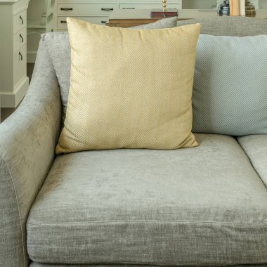 oturma odası iç kadife gri Divan sarı ve gri yastık ile