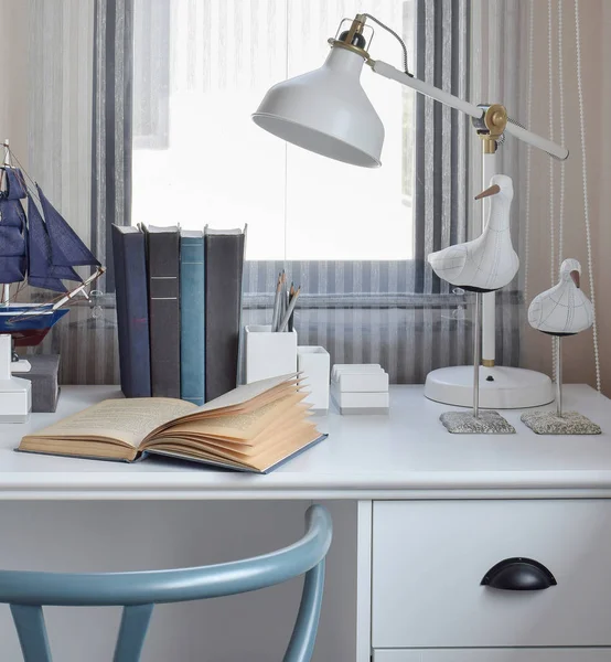 Beyaz masa ahşap sandalye kitap ve modern çalışma alanı içinde lamba ile — Stok fotoğraf