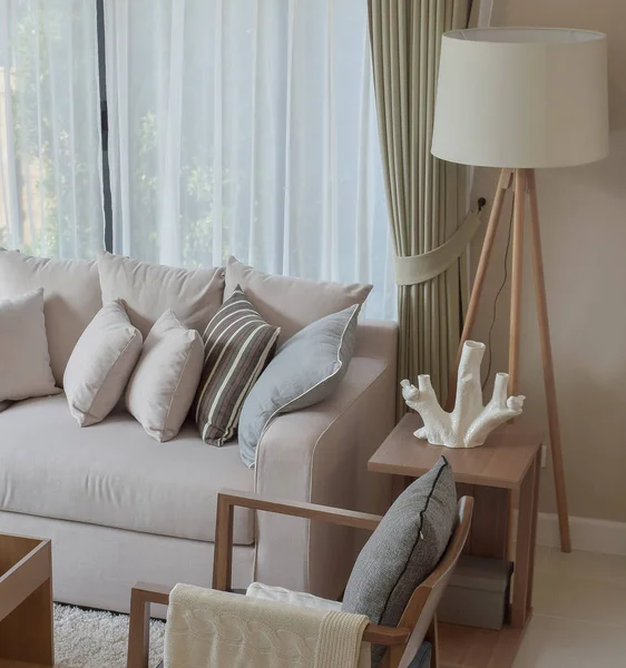 Ruang tamu modern dengan sofa dan lampu kayu di rumah — Stok Foto