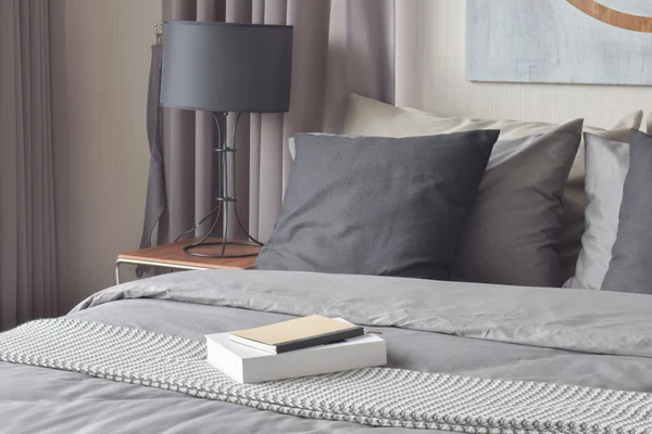 Libri impostazione sul letto in stile classico moderno biancheria da letto con combinazione di colori tono scuro — Foto Stock