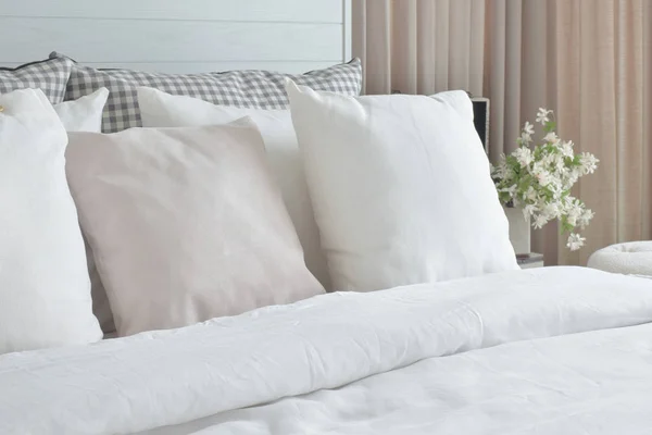 З білих подушок, встановлених на ліжку з англійським стилем кантрі прикраси постільної білизни — стокове фото